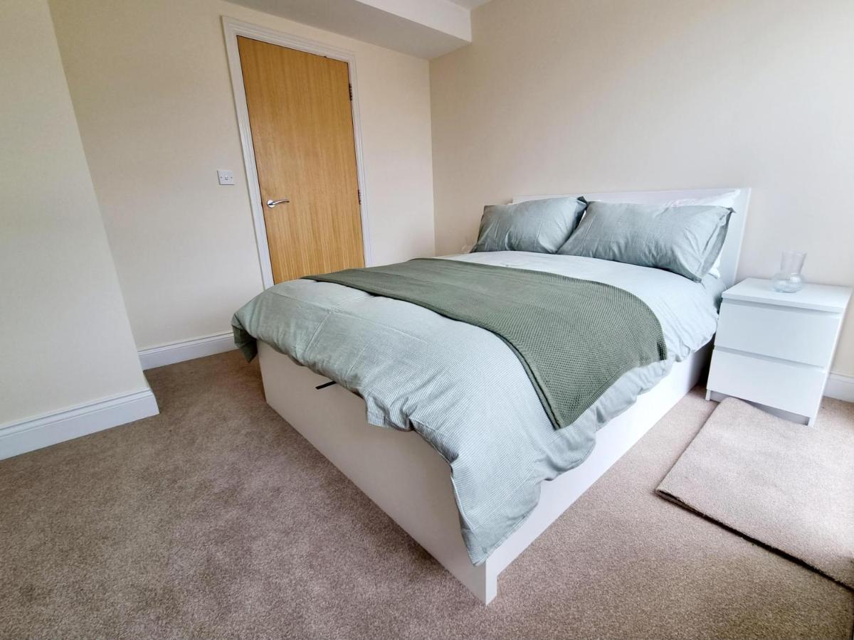 Cityscape Haven: 1 Bedroom Apartment With Terrace And City View Bournemouth Kültér fotó