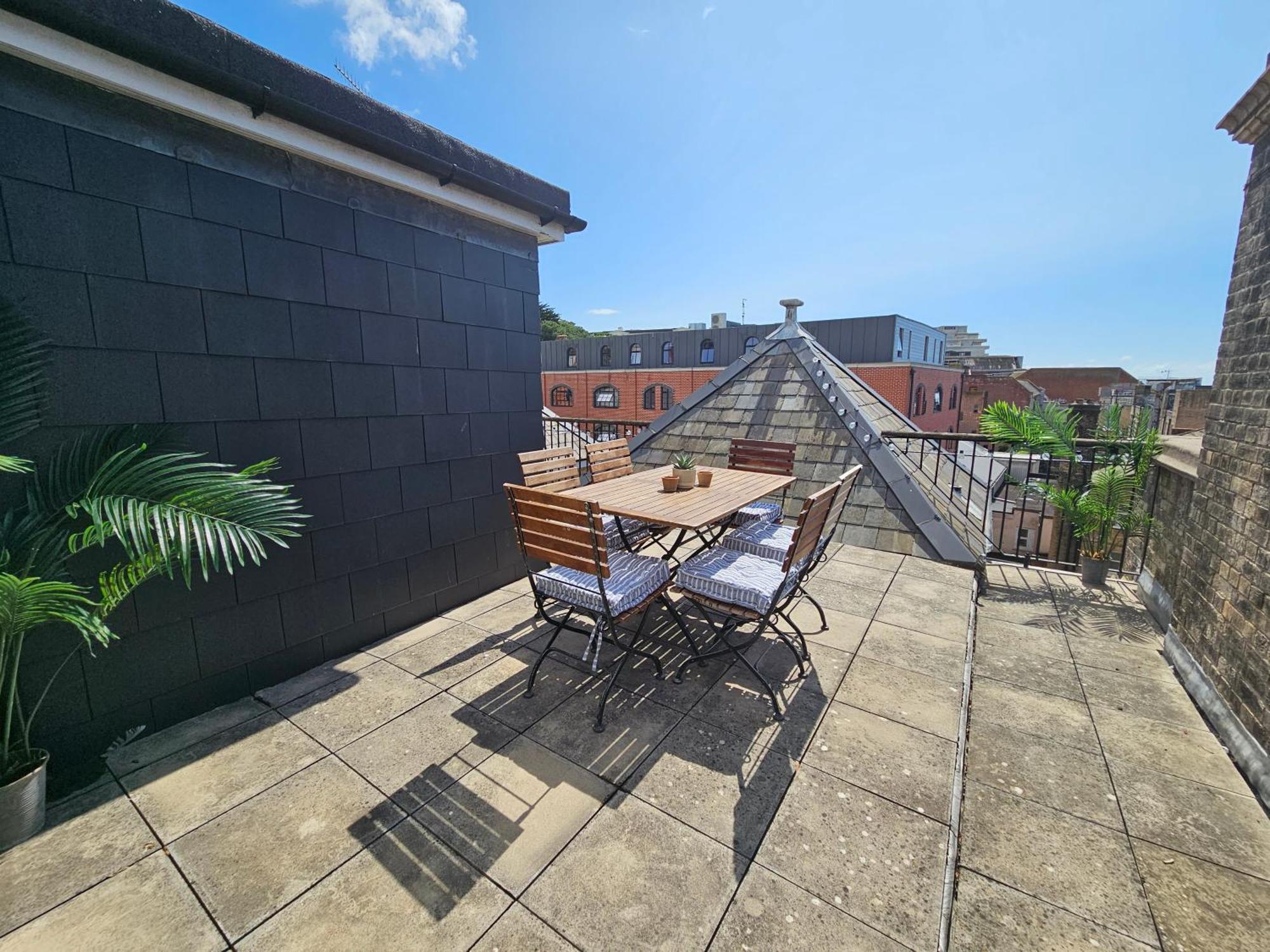 Cityscape Haven: 1 Bedroom Apartment With Terrace And City View Bournemouth Kültér fotó