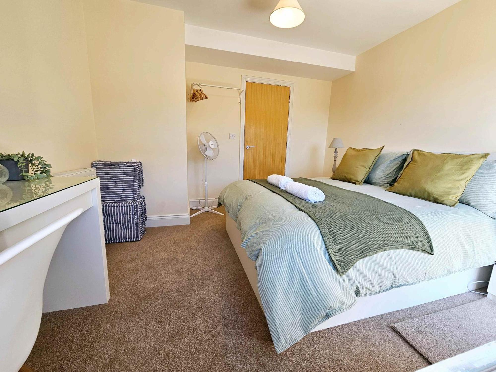 Cityscape Haven: 1 Bedroom Apartment With Terrace And City View Bournemouth Kültér fotó
