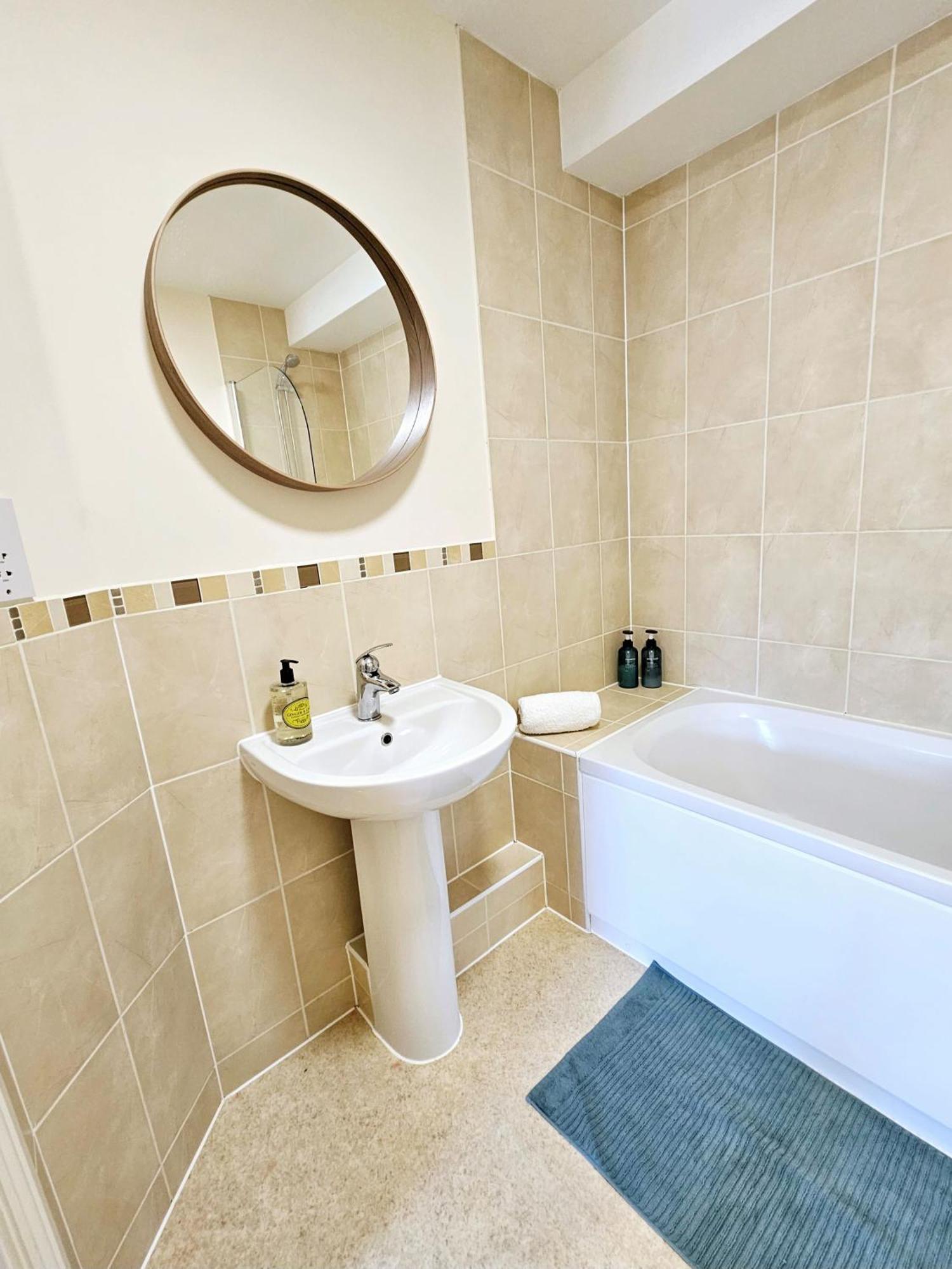 Cityscape Haven: 1 Bedroom Apartment With Terrace And City View Bournemouth Kültér fotó